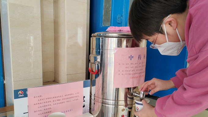 省土木工程院為員工熬制中藥湯劑護航助力復(fù)工復(fù)產(chǎn)