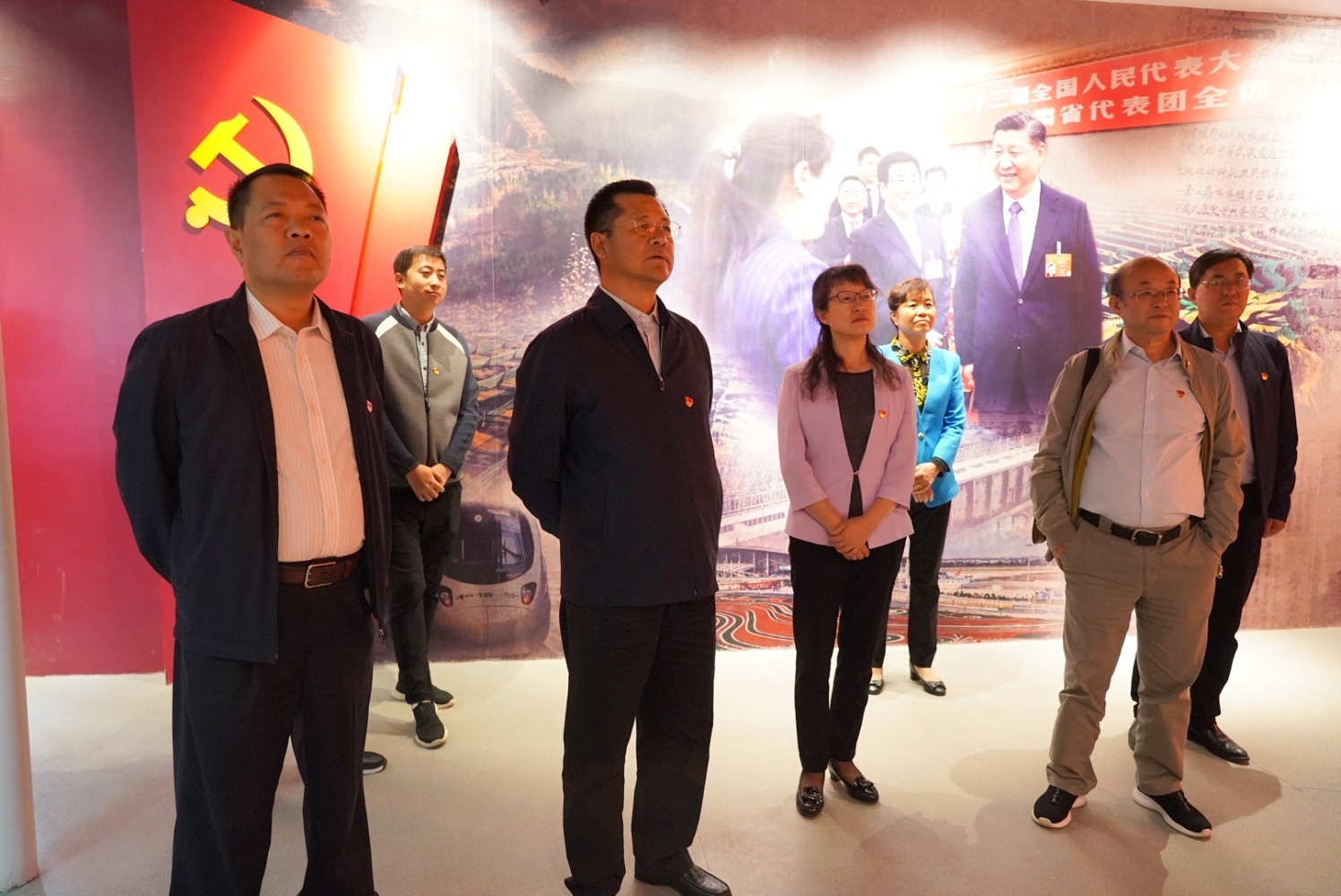 集團(tuán)公司開(kāi)展“不忘初心、牢記使命”主題黨日活動(dòng) <br/> — 參觀主題教育檔案文獻(xiàn)展